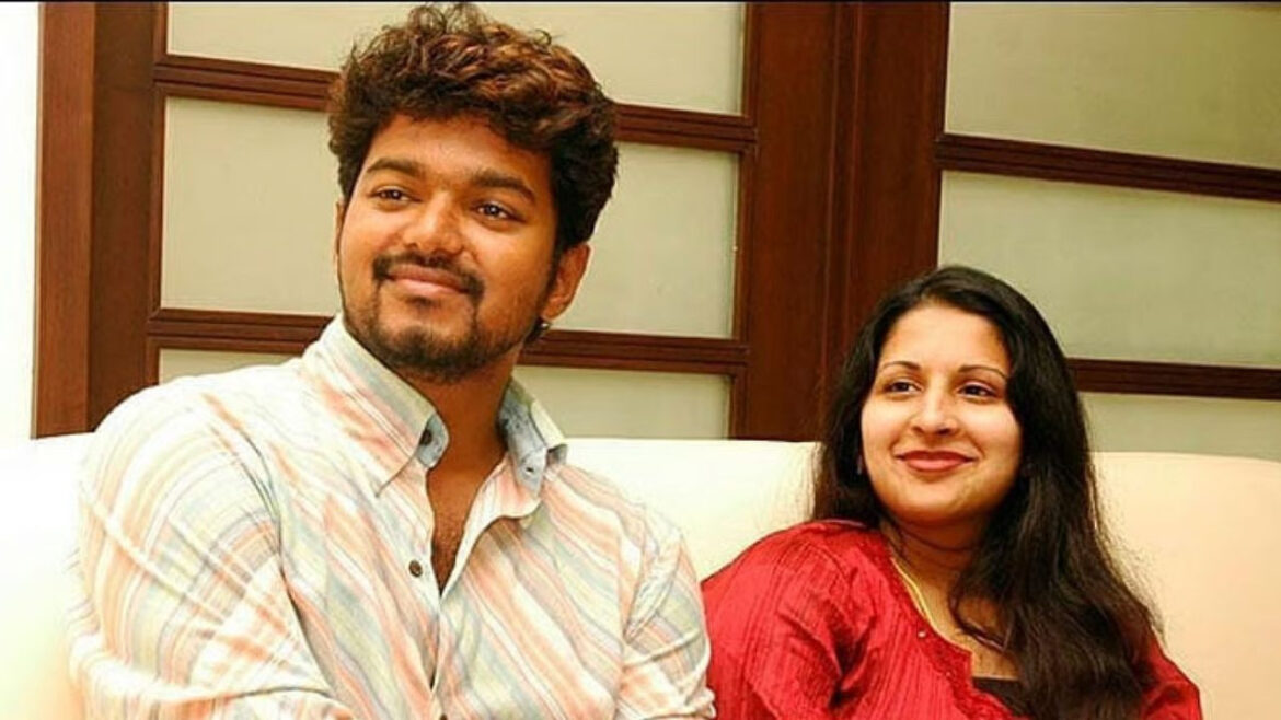 शादी के 25 साल बाद थलापति विजय और संगीता सोर्नालिंगम के रिश्ते में आई दरार? पत्नी ने मांगा तलाक | Thalapathy Vijay wife Sangeetha Sornalingam files for divorce alleges extramarital relationship with actor