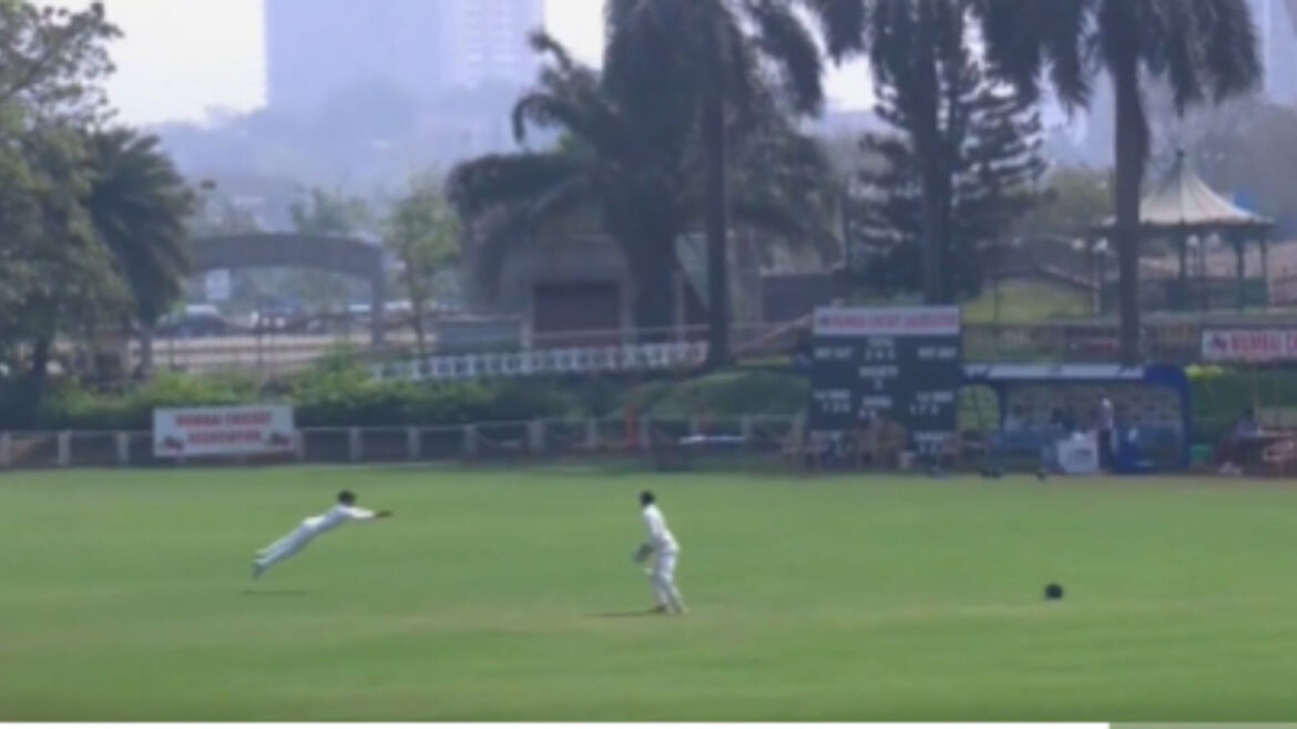 यशस्वी जायसवाल ने रणजी में पकड़ा एक और 'बवाल' कैच, वीडियो में देखें स्लिप के बाद बाउंड्री में पकड़ा चमत्कारिक कैच | Ranji Trophy quarterfinal Yashasvi Jaiswal took a spectacular catch Karnataka vs Mumbai