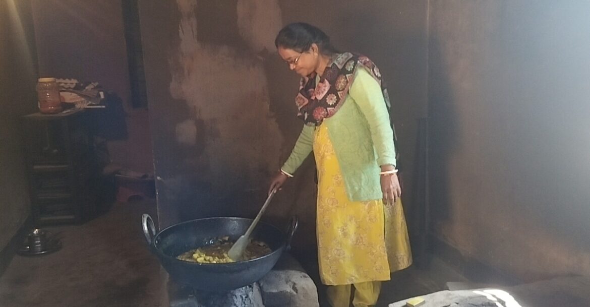 Khunti News: रसोईयों की हड़ताल से प्रभावित हुई मध्याह्न भोजन योजना, शिक्षक संभाल रहे रसोई की जिम्मेदारी