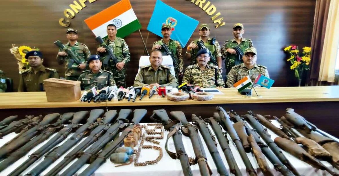 Giridih Naxal News : गिरीडीह में पुलिस व सीआरपीएफ की बड़ी छापेमारी, नक्सलियों के हथियारों का जखीरा बरामद