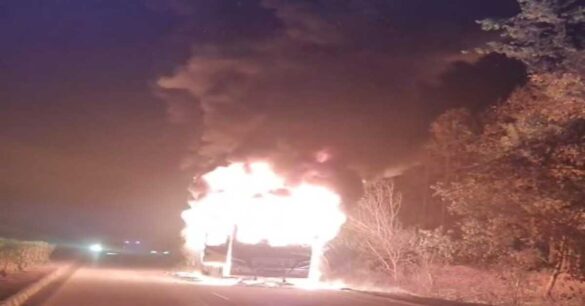 Ghatshila Bus Fire : टाटा-भुवनेश्वर शांतिलता बस में लगी भीषण आग, बाल-बाल बचे यात्री