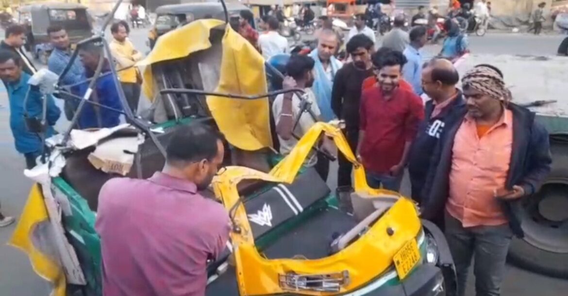 Jamshedpur Accident: बर्मामाइंस में खड़े ट्रेलर से टकरा गया तेज रफ़्तार ऑटो, एक यात्री की मौके पर मौत
