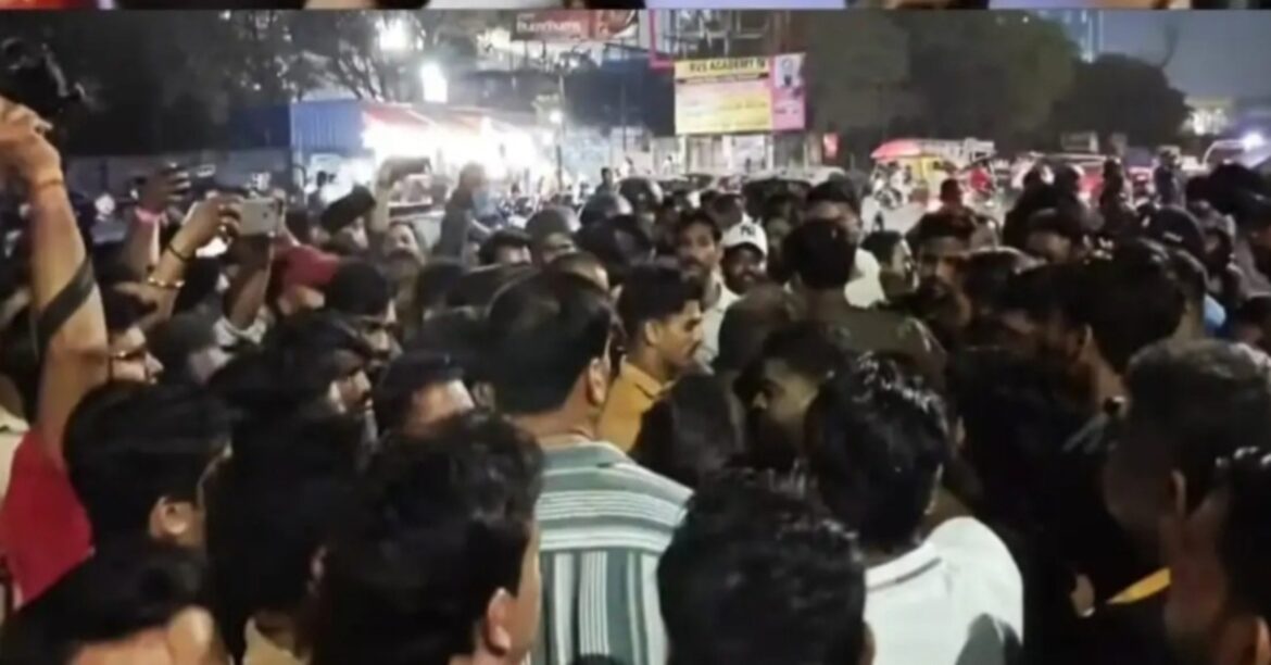 Jamshedpur Crime: साकची में पशु तस्करी के शक में एक मिनी ट्रक को रोक कर भीड़ ने की तोड़फोड़, पुलिस से भी धक्का मुक्की