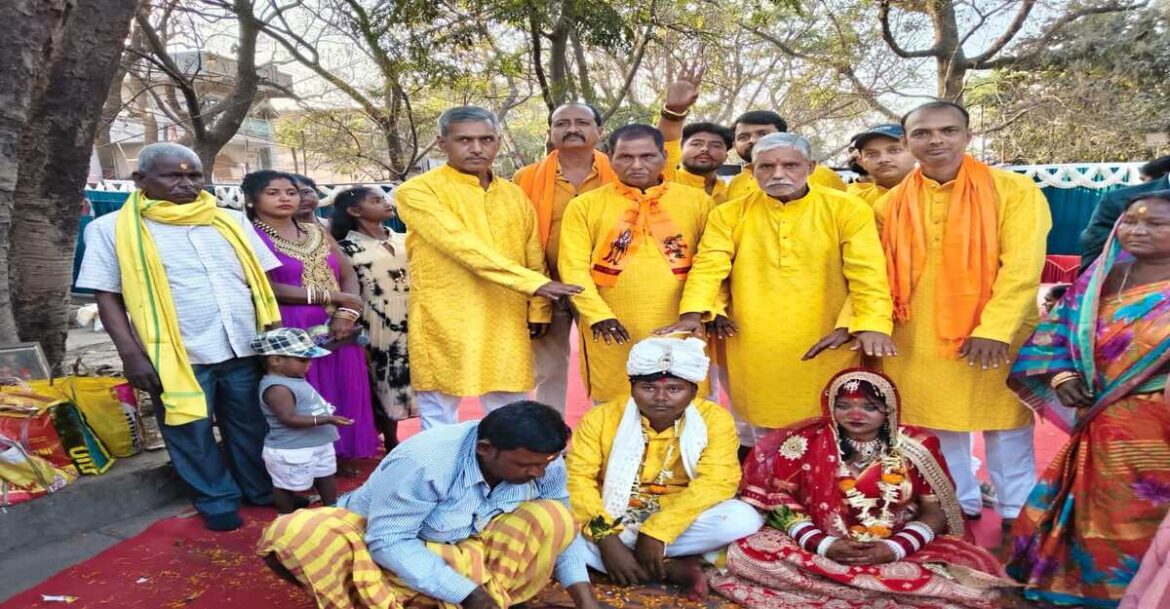 Jamshedpur News: बागबेड़ा में माता-पिता की सहमति के बाद सामूहिक विवाह, परिणय सूत्र में बंधे जोड़े