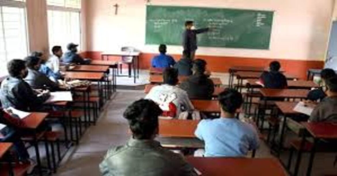 Jamshedpur News : सरकारी स्कूलों को नहीं मिली विद्यालय विकास निधि, झाड़ू, चॉक, साबुन खरीदने के लिए भी पैसे नहीं