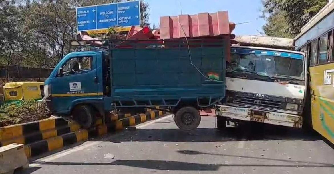 Jamshedpur Accident: जुगसलाई में टाटा 407 मिनी ट्रक ने TATA एस वाहन को मारी टक्कर, कई घंटे जाम रही सड़क