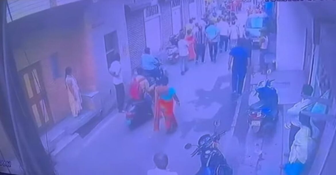 Jamshedpur Crime : जुगसलाई में एक छात्रा से छेड़छाड़ के मामले को लेकर जमकर हुआ हंगामा, विरोध करने वाले व्यक्ति को धमकी