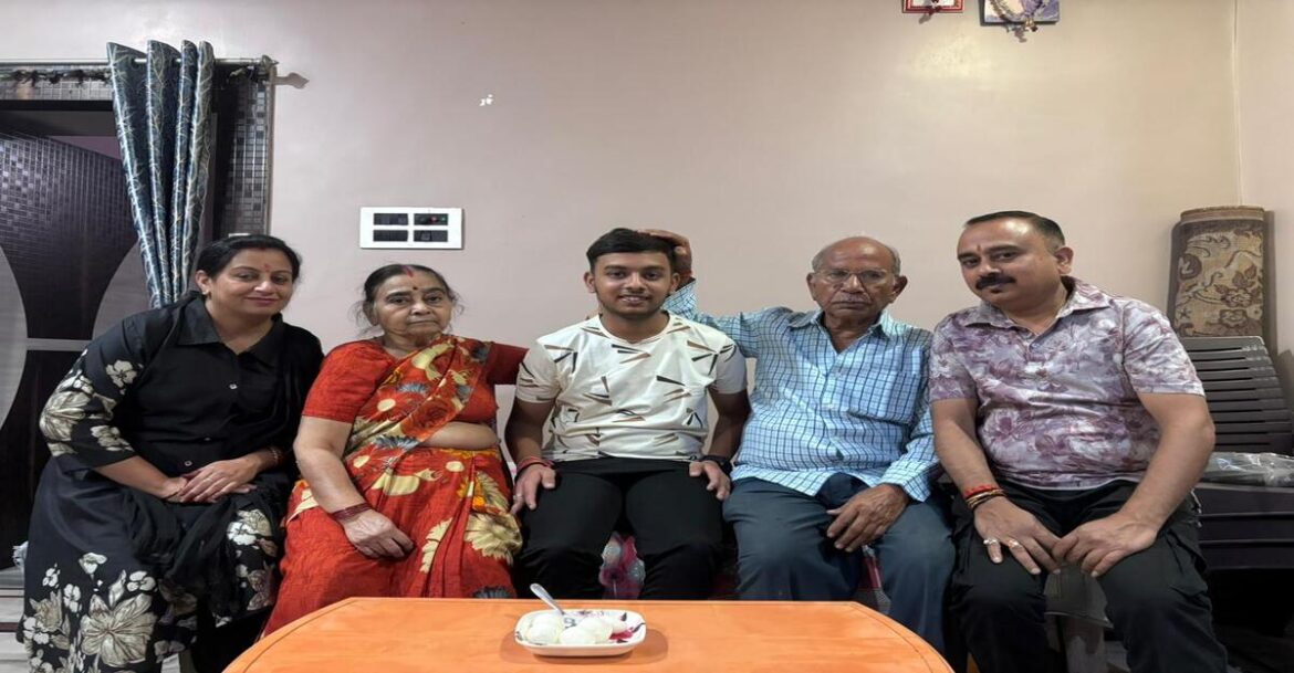 JEE Mains में 99.97 परसेंटाइल के साथ नैतिक शर्मा बने रांची टॉपर, झारखंड का नाम किया रोशन