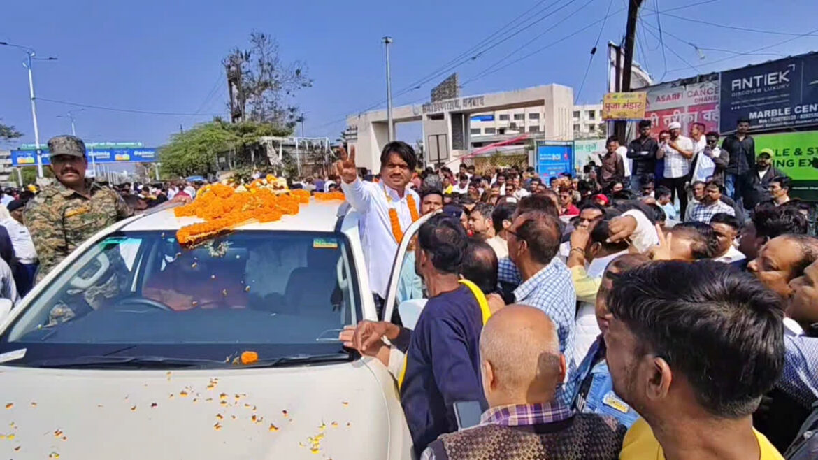 Dhanbad Nagar Nigam Election: धनबाद में भाजपा समर्थित उम्मीदवार के सामने संजीव सिंह समेत तीन बागी प्रत्याशी