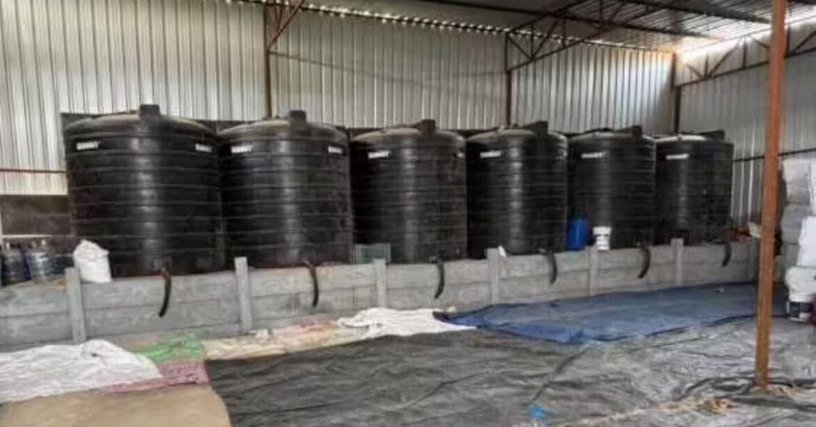 RANCHI CRIME NEWS: निकाय चुनाव से पहले अवैध शराब फैक्ट्री पर कार्रवाई, इतना मिला स्पिरिट की जानकर चौंक जाएंगे आप