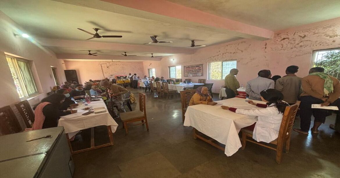 RANCHI NEWS: सीसीएल जन आरोग्य केंद्र ने आदर्श वृद्धा आश्रम में लगाया स्वास्थ्य शिविर