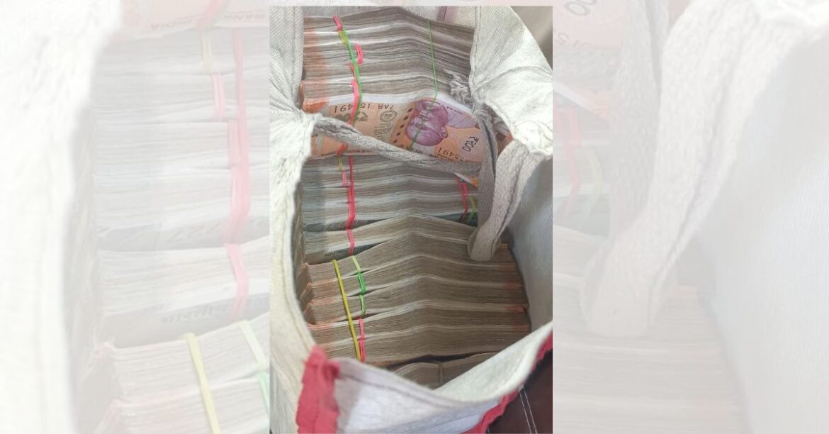 Latehar News : लातेहार में हो रही सख्त वाहन जांच, एक शख्स से मिले 40 लाख रुपये, रहस्यमय रही बरामदगी