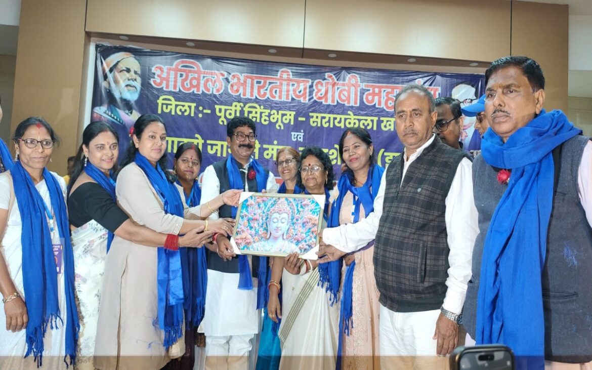 धूमधाम से निकली संत गाडगे शोभा यात्रा, विधायक सुरेश बैठा ने दिया 'शिक्षित और संगठित' बनने का मंत्र