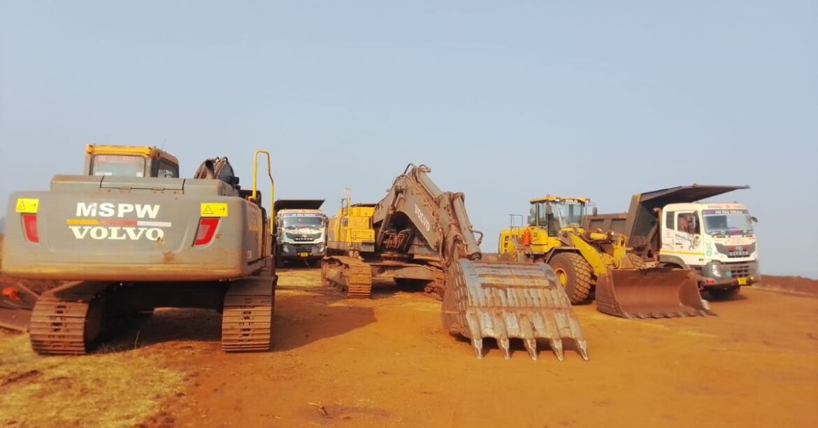 Saranda Vikas Samiti : सारंडा विकास समिति के बैनर तले राजाबुरु खदान में ग्रामीणों ने काम कराया बंद