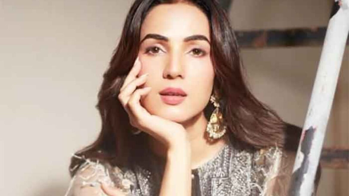 ईशा गुप्ता के बाद भारत लौंटी सोनल चौहान, मिडिल ईस्ट में बढ़ते तनाव के बीच एक्ट्रेस की हुई घर वापसी | Sonal Chauhan returns to India amid rising tensions in the Middle East After Esha Gupta