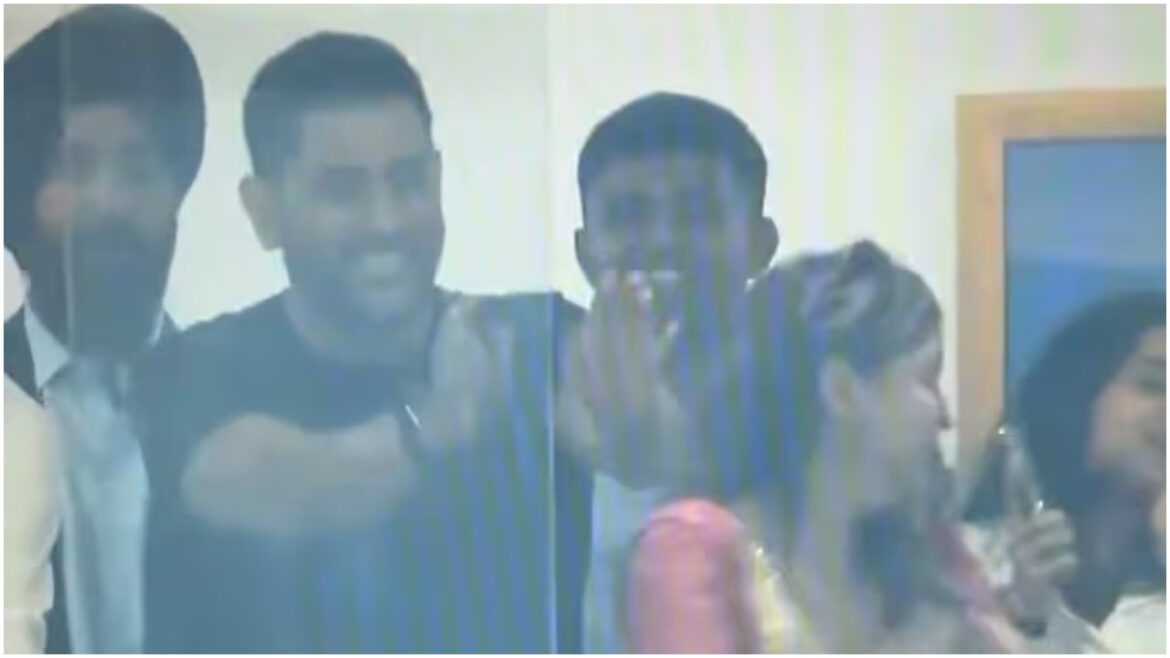 बुमराह की गेंद पर धोनी की पत्नी साक्षी ने किया कुछ ऐसा कि कैप्टन कूल को पड़ गया रोकना, वीडियो देखकर नहीं रुकेगी हंसी | MS Dhoni Funny Reaction To Sakshi Dhoni Celebration IND vs ENG T20 World Cup 2026 Viral Moment