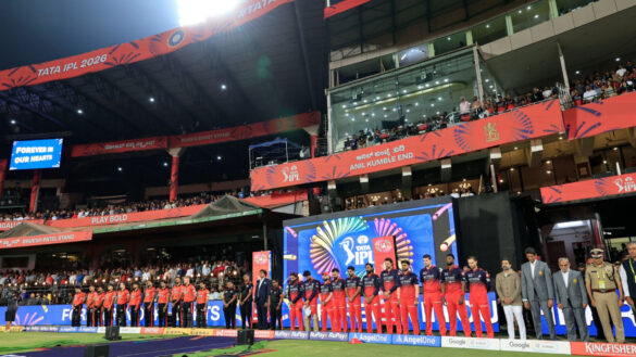 IPL 2026: पहले मैच में काली पट्टी बांधकर मैदान पर क्यों उतरे आरसीबी-हैदराबाद के खिलाड़ी? | IPL 2026 RCB and SRH Players wearing black armbands Tribute M Chinnaswamy Stadium