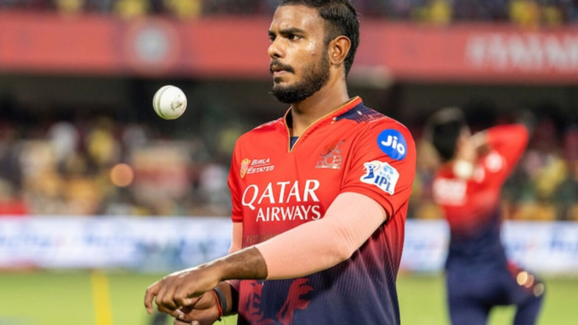 IPL 2026: मुश्किल में कोहली की टीम, पूरे टूर्नामेंट से बाहर हुआ तेज गेंदबाज; टीम के डायरेक्टर ने कही ये बात | IPL 2026 RCB fast bowler Yash Dayal ruled out of tournament