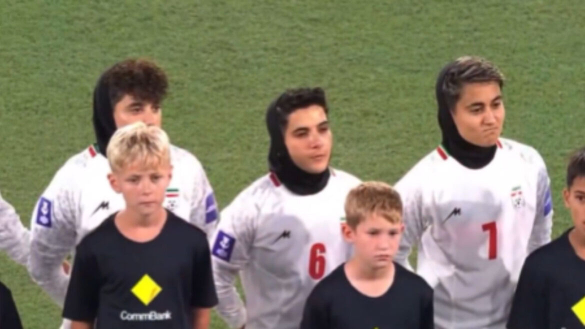 खेल के मैदान तक पहुंची ईरान के साथ US-इजरायल की जंग, ईरानी टीम ने नहीं गाया राष्ट्रगान, विरोध के तौर पर मौन प्रोटेस्ट | Iran women football team protests Women Asian Cup did not sing the national anthem