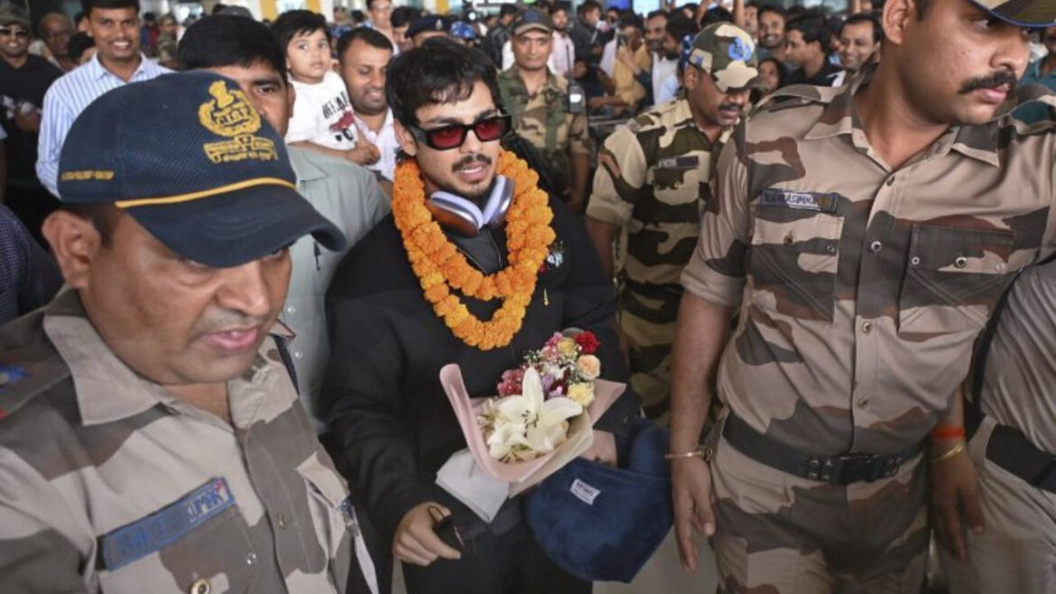 'हम वर्ल्ड कप जीते हैं, कुछ अच्छा पूछिए', वीडियो में देखें ईशान किशन का कीर्ति आजाद की 'मंदिर' वाली टिप्पणी पर रिप्लाई | Ishan Kishan Returns to Patna Star Cricketer Shuts Down World Cup Trophy Controversy