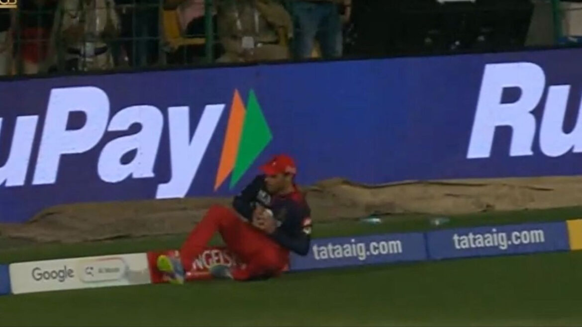 IPL 2026: आउट या नॉट आउट? बाउंड्री लाइन पर फिल साल्ट के कैच ने मचाया बवाल; अंपायर के फैसले पर भड़के फैंस | Phil Sal Catch Video Heinrich Klassen Fans Outraged Umpire Decision in RCB VS SRH IPL 2026