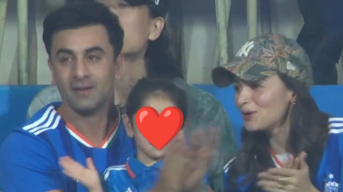 T20 सेमी-फाइनल में पापा रणबीर और मम्मी आलिया संग नन्ही राहा हुई वायरल, स्टेडियम में दिखा कपूर फैमिली का जलवा; देखें फोटो | Little Raha dad Ranbir mom Alia india england T20 semi final viral photos Kapoor family charisma wankhede stadium