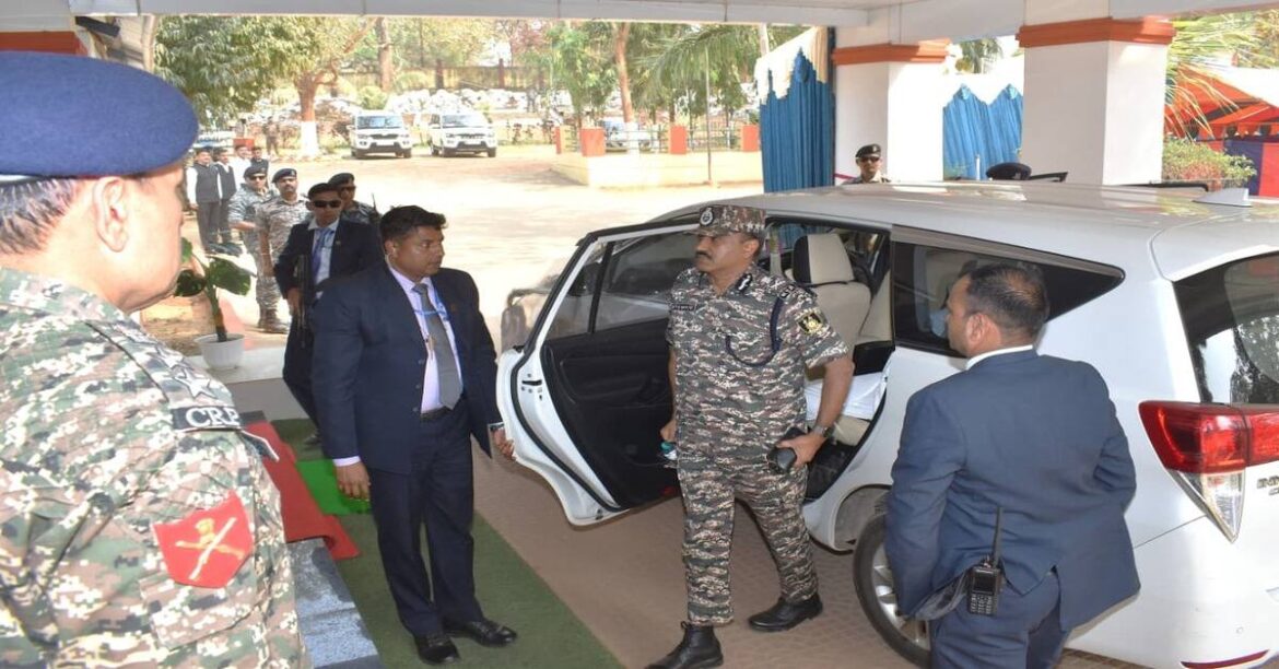 Chaibasa Naxal News: सारंडा से नक्सलियों को जड़ से समाप्त करने के लिए सुरक्षाबलों ने बनाई रणनीति, CRPF के महानिदेशक चाईबासा पहुंचे