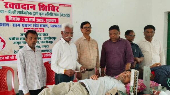 JAMSHEDPUR : दुर्गा पूजा समिति के शिविर में 41 यूनिट रक्त संग्रह, पहली बार रक्तदान करने वाले युवा थे उत्साहित