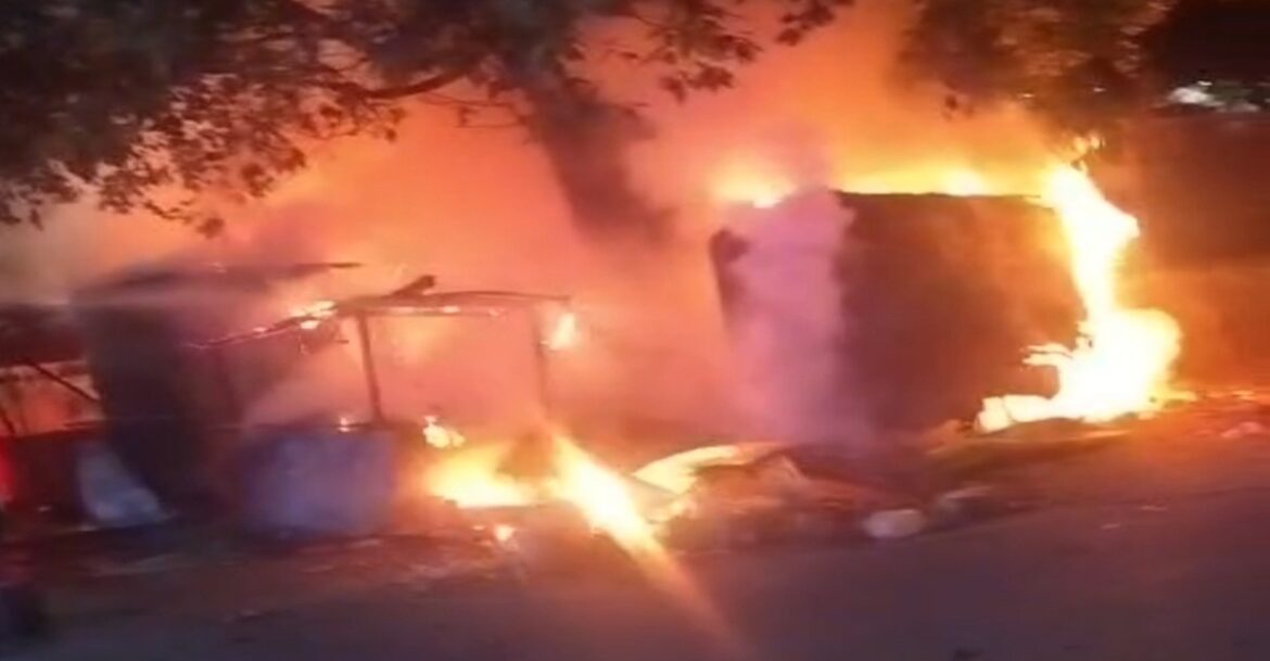 Jamshedpur Fire : जमशेदपुर में अराजक तत्वों ने छह दुकानों को लगाई आग, लगभग तीन लाख का नुकसान