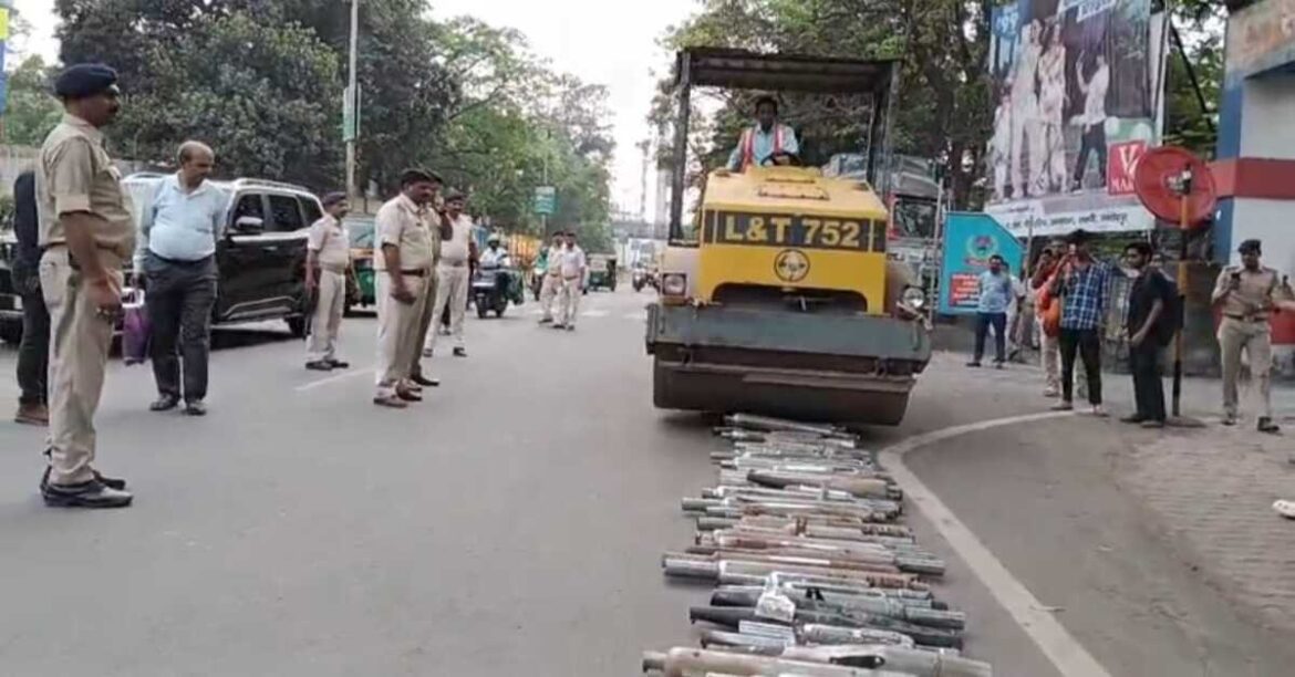 Jamshedpur Silencer Action : जमशेदपुर में गुंडागर्दी खत्म करने को बुलेट के 151 साइलेंसरों पर चला पुलिस का रोड रोलर