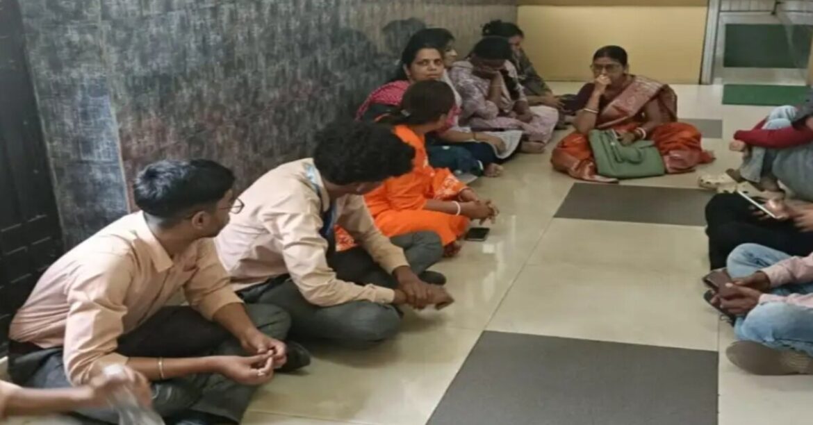 Jamshedpur Education : जमशेदपुर के सेंट मेरी इंग्लिश हाई स्कूल में हंगामा, कम अंक आने पर 30 छात्रों को टर्मिनेट करने का आरोप