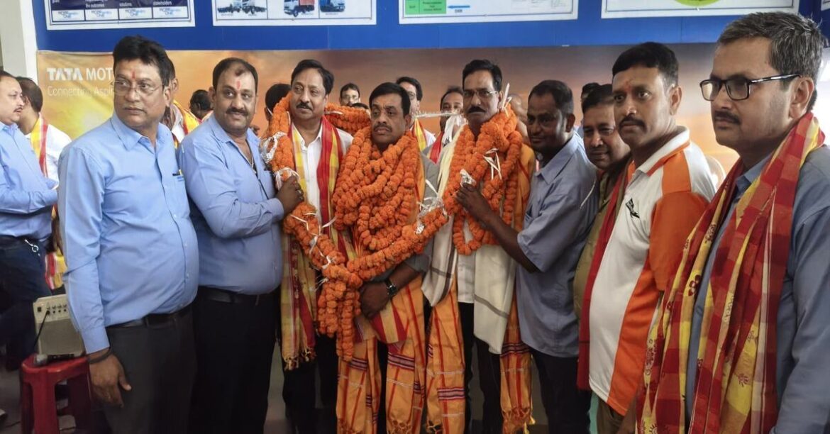 Jamshedpur News : ऐतिहासिक वेतन समझौते के बाद टाटा मोटर्स में वेतन समझौते का जश्न, यूनियन अध्यक्ष व महामंत्री का जोरदार स्वागत