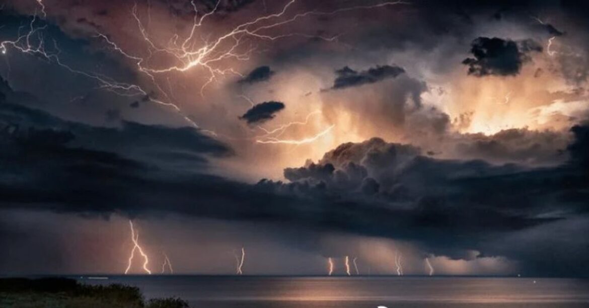 Jharkhand Weather Update : 70 किमी/घंटा की रफ्तार से हवाओं का अलर्ट, कई जिलों में बारिश और वज्रपात की संभावना