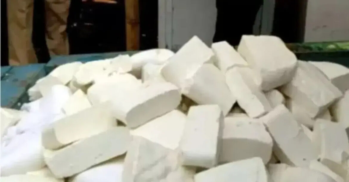 Dhanbad News: पटना-बोकारो बुंदेला बस से भारी मात्रा में नकली पनीर और घी जब्त, धनबाद में फूड विभाग की बड़ी कार्रवाई