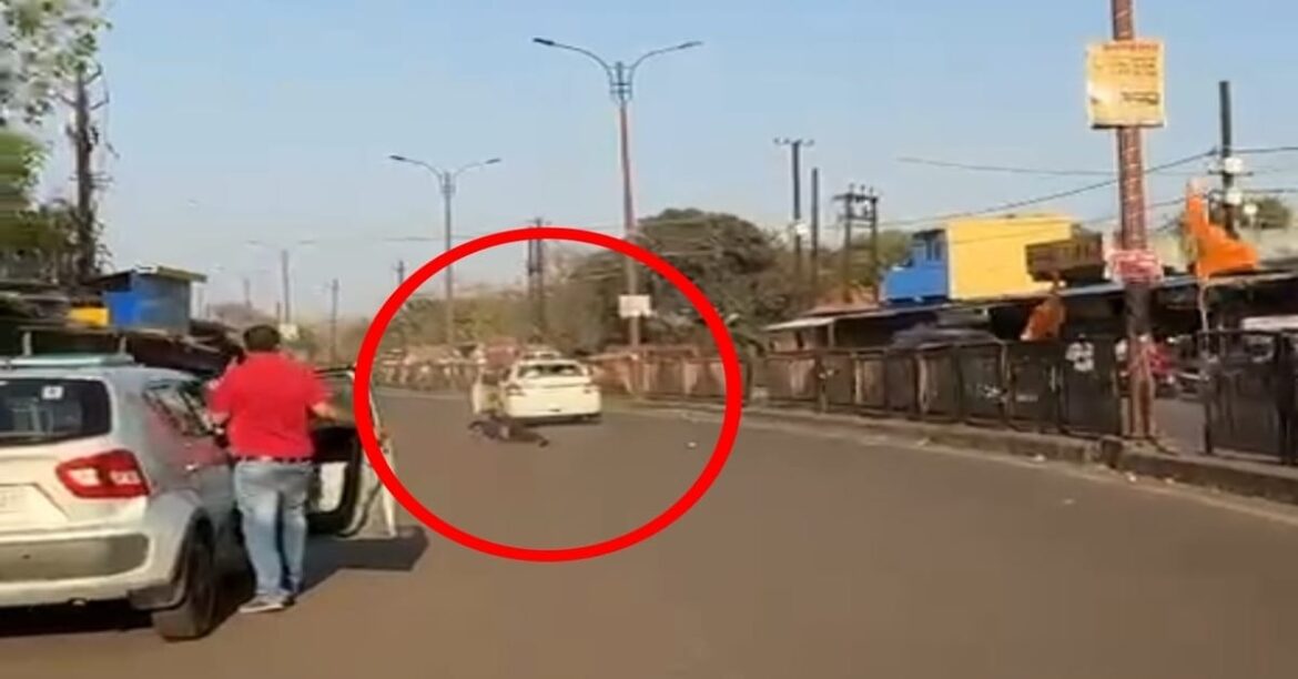 Dhanbad News : धनबाद में विवाद के बाद फल दुकानदार को कार से घसीटा, एक गिरफ्तार