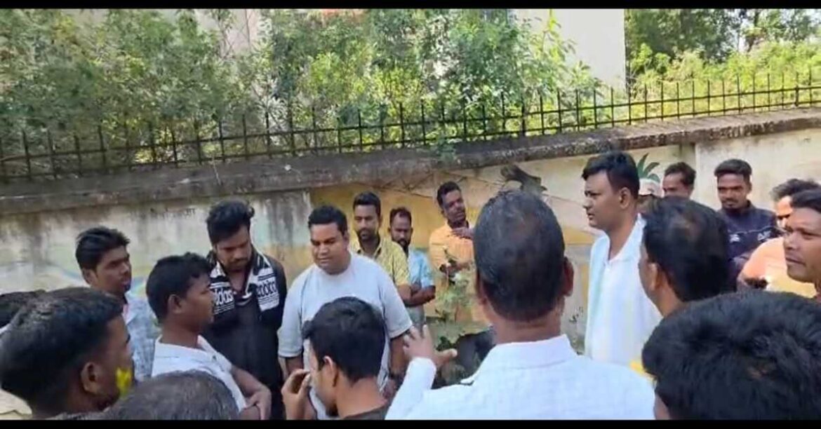 West Singhbhum: सोनुआ में अवैध बालू कारोबार रोकना पड़ा महंगा, सीओ और कंप्यूटर ऑपरेटर से अंचल कार्यालय में धक्का मुक्की