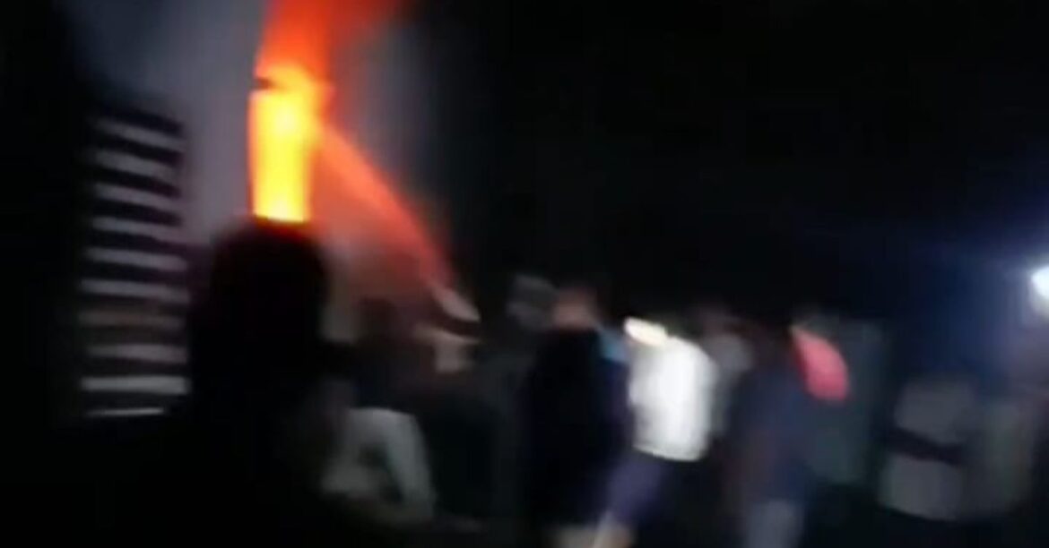 Palamu Fire Incident : रेड़मा में लगी भीषण आग, गोदाम में रखे बिजली के सामान खाक