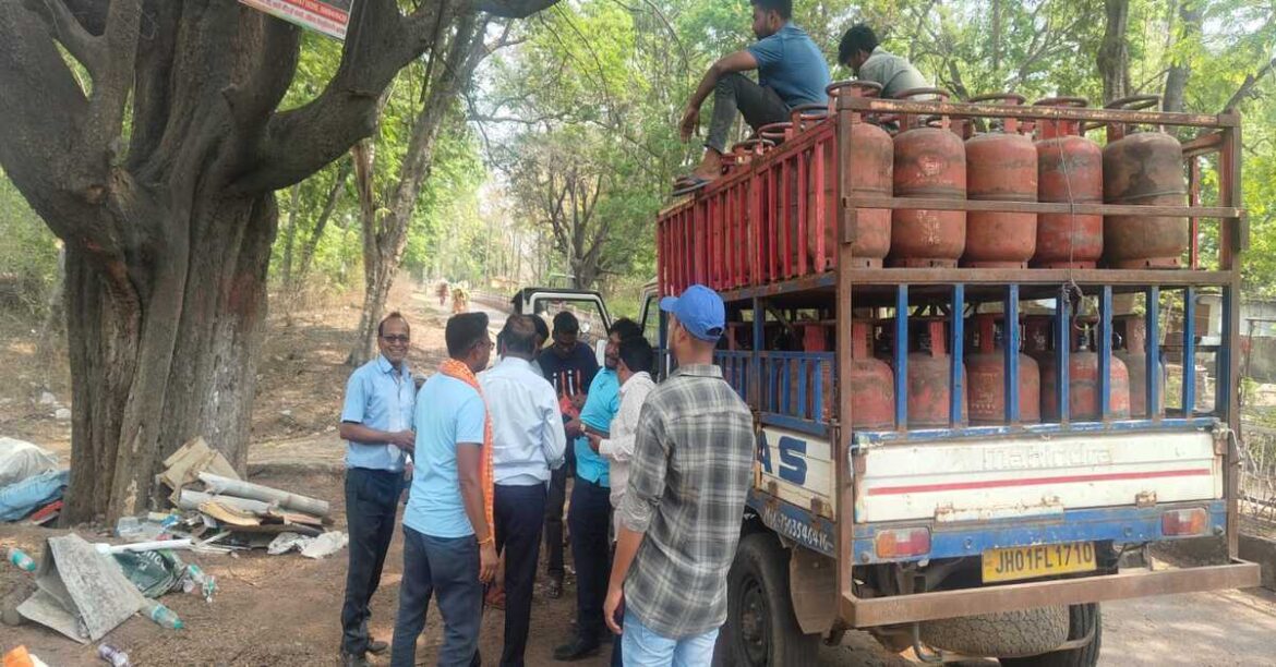 Ranchi News : खलारी में गैस संकट गहराया, ठंडे पड़ रहे होटल-रेस्टोरेंट के चूल्हे; अधिक वसूली से पनप रहा जनाक्रोश