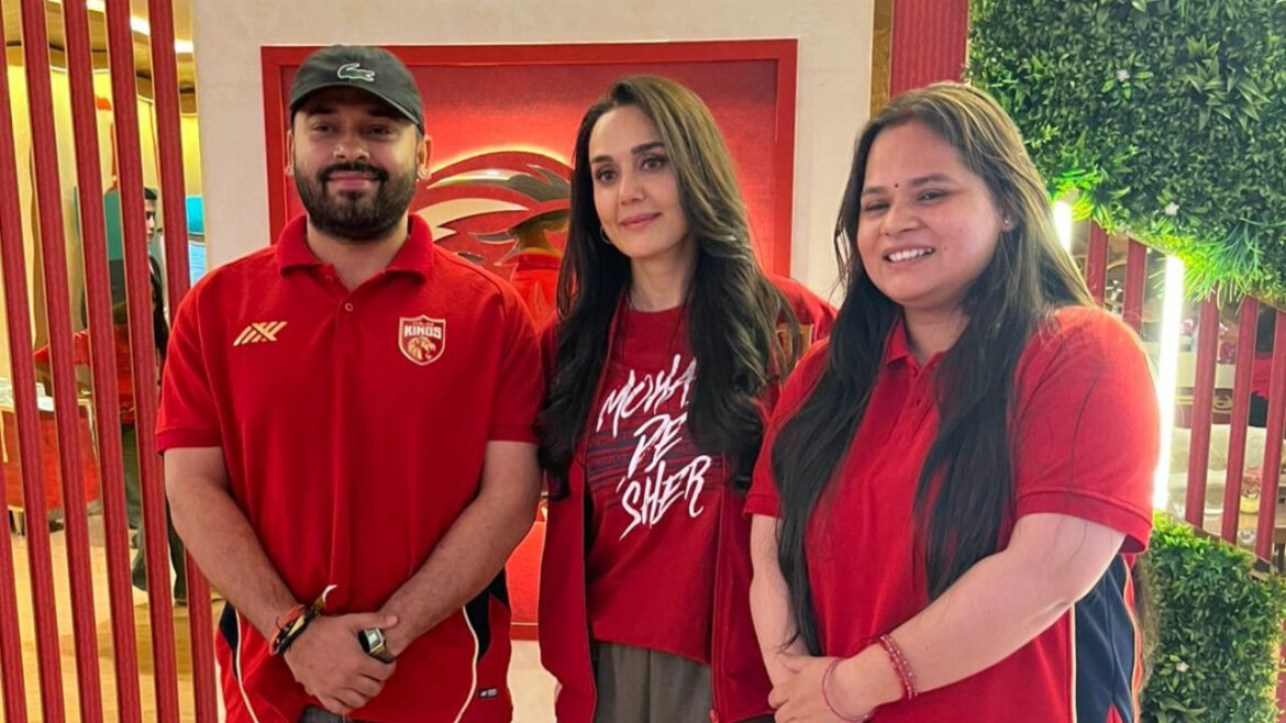 आईपीएल के भव्य मंच पर समाज सेवा को मिला बड़ा सम्मान, प्रीति जिंटा ने दीक्षा यादव को किया सम्मानित | Indian Premier League Social service received big recognition on grand stage of IPL Preity Zinta honored Diksha Yadav