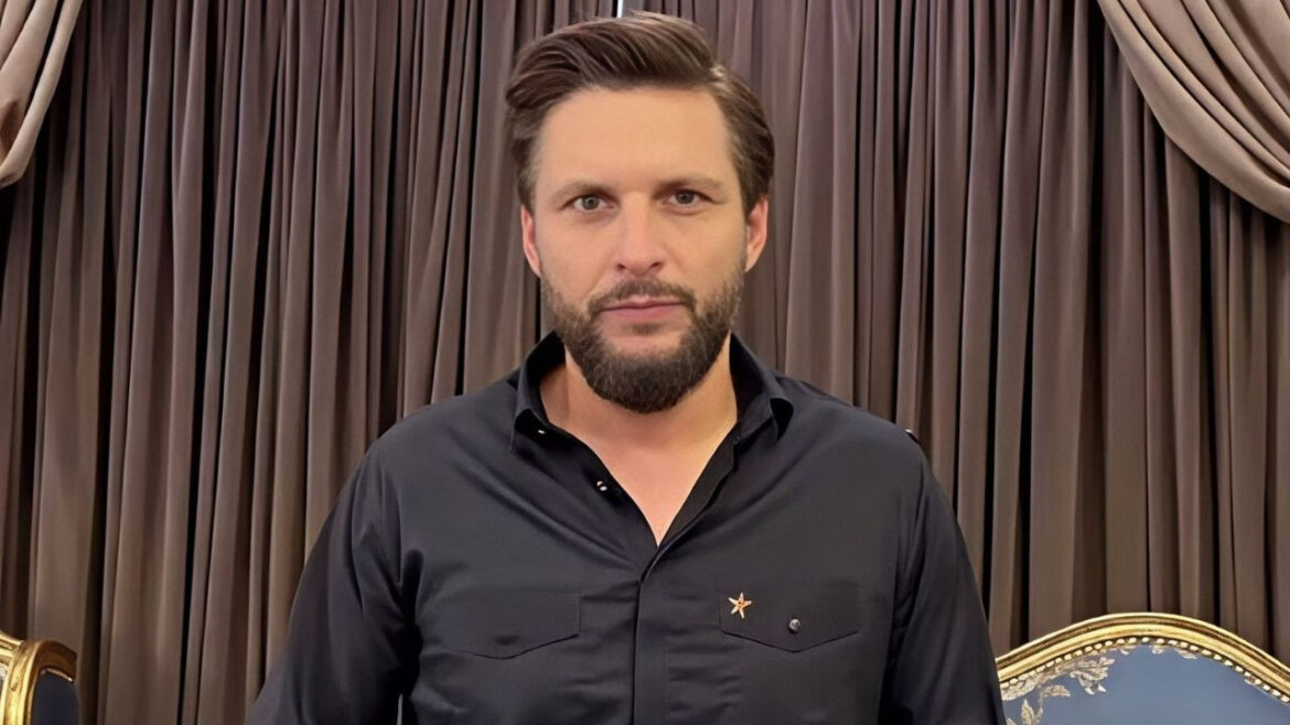 शाहिद अफरीदी को नहीं दिख रहा जनता का दर्द, पाकिस्तान में पेट्रोल की कीमतें PKR 458 पहुंचने पर ये क्या कह दिया? | Petrol Prices Surge Pakistan PKR 458 Shahid Afridi Urges Public Support for Government Global Energy Crisis Impacts Fuel