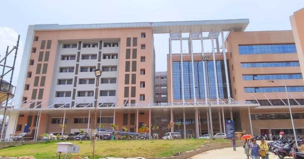 Jamshedpur News: MGM अस्पताल में डाक्टर ने महिला के कान में क्या बोला कि बौखलाए पति ने बुला ली पुलिस, जम कर हुआ हंगामा