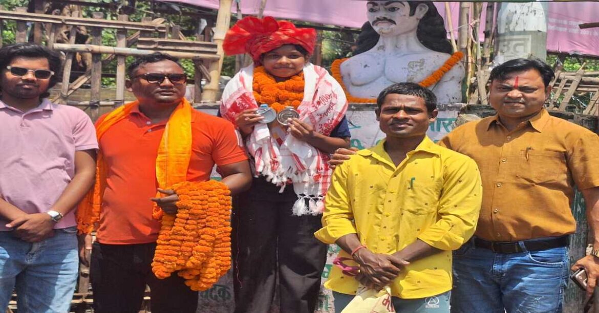 Jamshedpur News: चेन्नई में किक बॉक्सिंग नेशनल चैंपियनशिप में दिव्या सोय ने जीता मेडल, जमशेदपुर में हुआ भव्य स्वागत