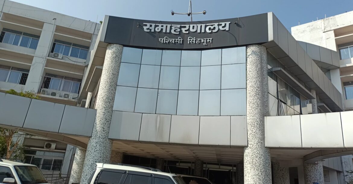 West Singhbhum : ई-श्रम कार्ड के नाम पर अवैध वसूली की डीसी से शिकायत