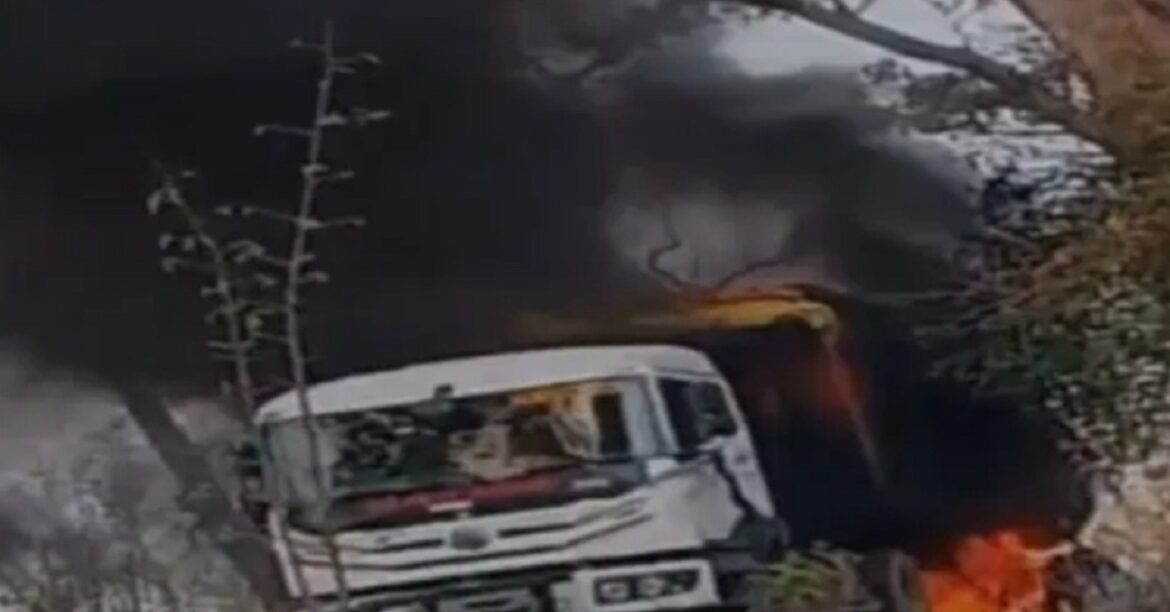 Ranchi News: बॉक्साइट लदा ट्रक बना आग का गोला; चालक व खलासी ने कूद कर बचाई जान